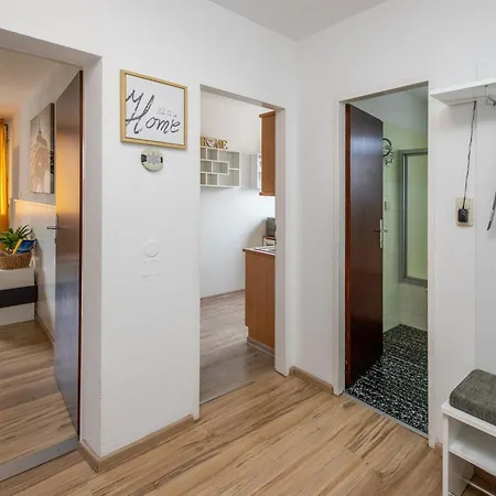 Gokaprun Mit Blick Auf Berge *