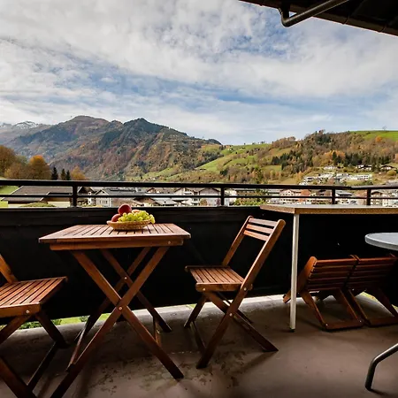 Gokaprun Mit Blick Auf Berge カプルーン