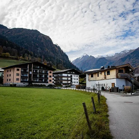 Gokaprun Mit Blick Auf Berge カプルーン